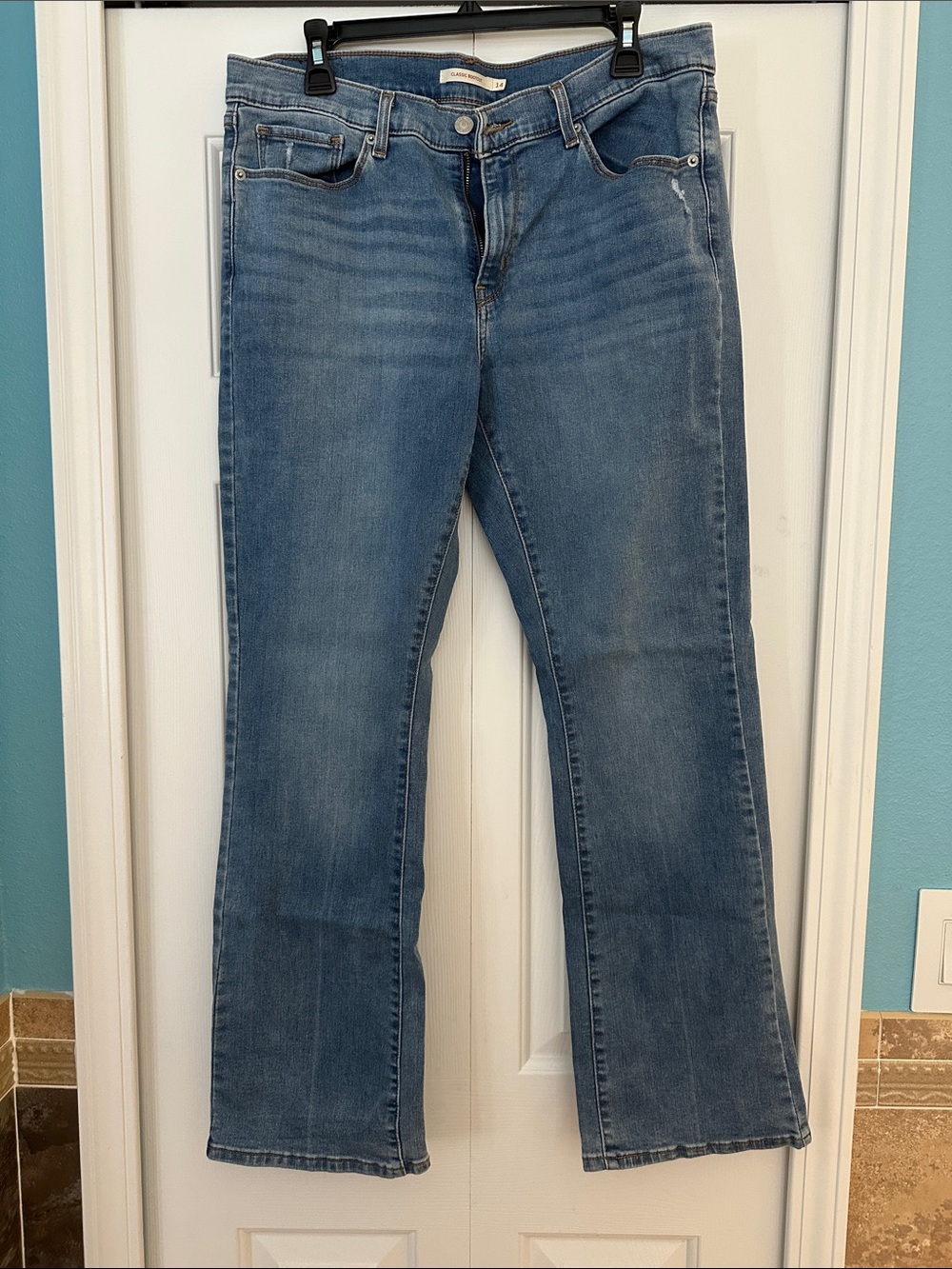 Women's Boot Cut Jeans in Medium Blue Wash